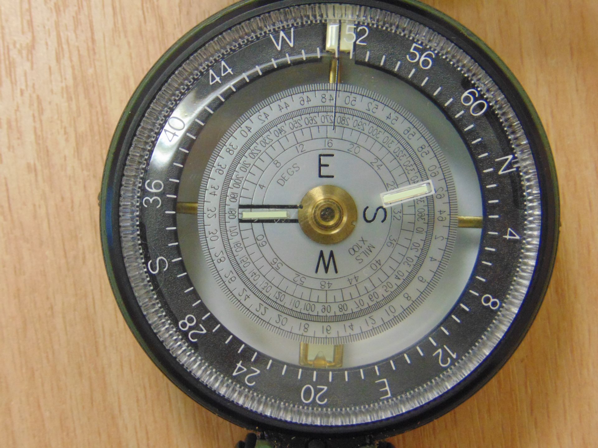 FRANCIS BAKER M88 PRISMATIC COMPASS BRITISH ARMY ISSUE MADE IN UK ** UNISSUED** - Image 4 of 6