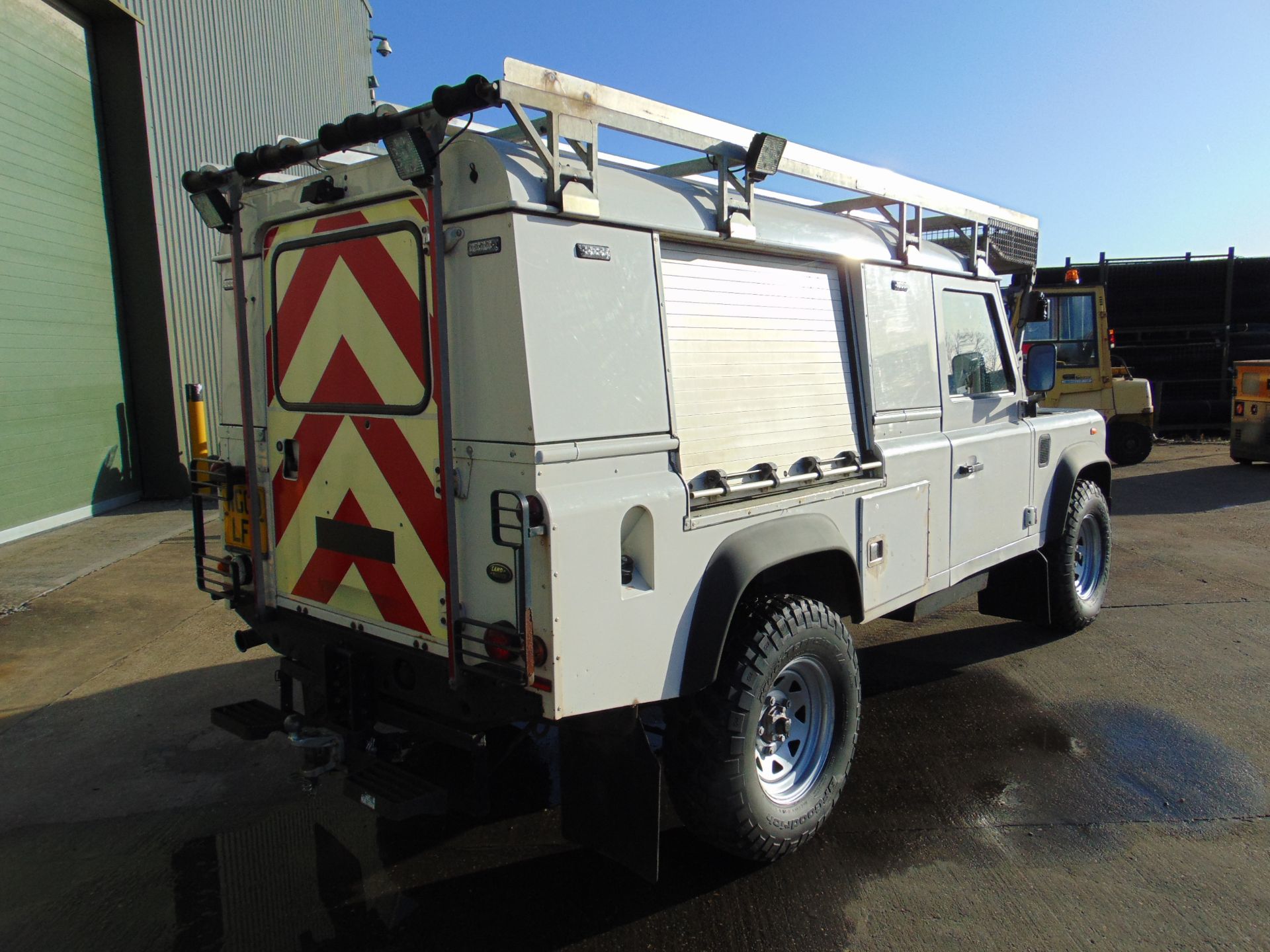 1 Owner 2009 Land Rover Defender 110 Puma hardtop 4x4 Utility vehicle (mobile workshop) - Image 6 of 35