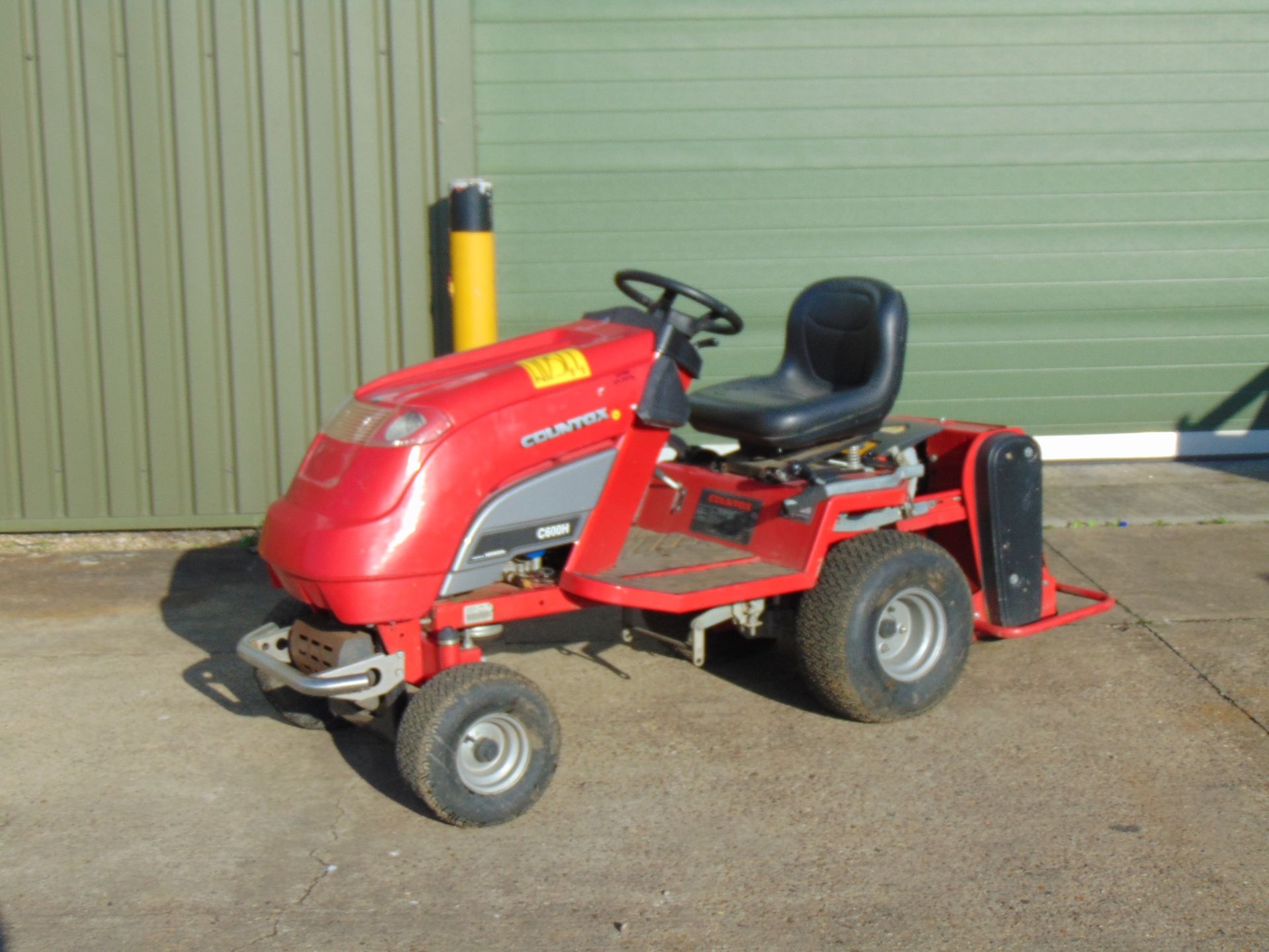 Countax C600H Ride On Garden Tractor c/w AM002 Powered Scarifier