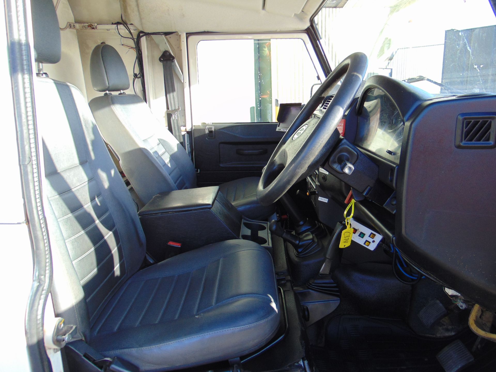 1 Owner 2009 Land Rover Defender 110 Puma hardtop 4x4 Utility vehicle (mobile workshop) - Image 20 of 35