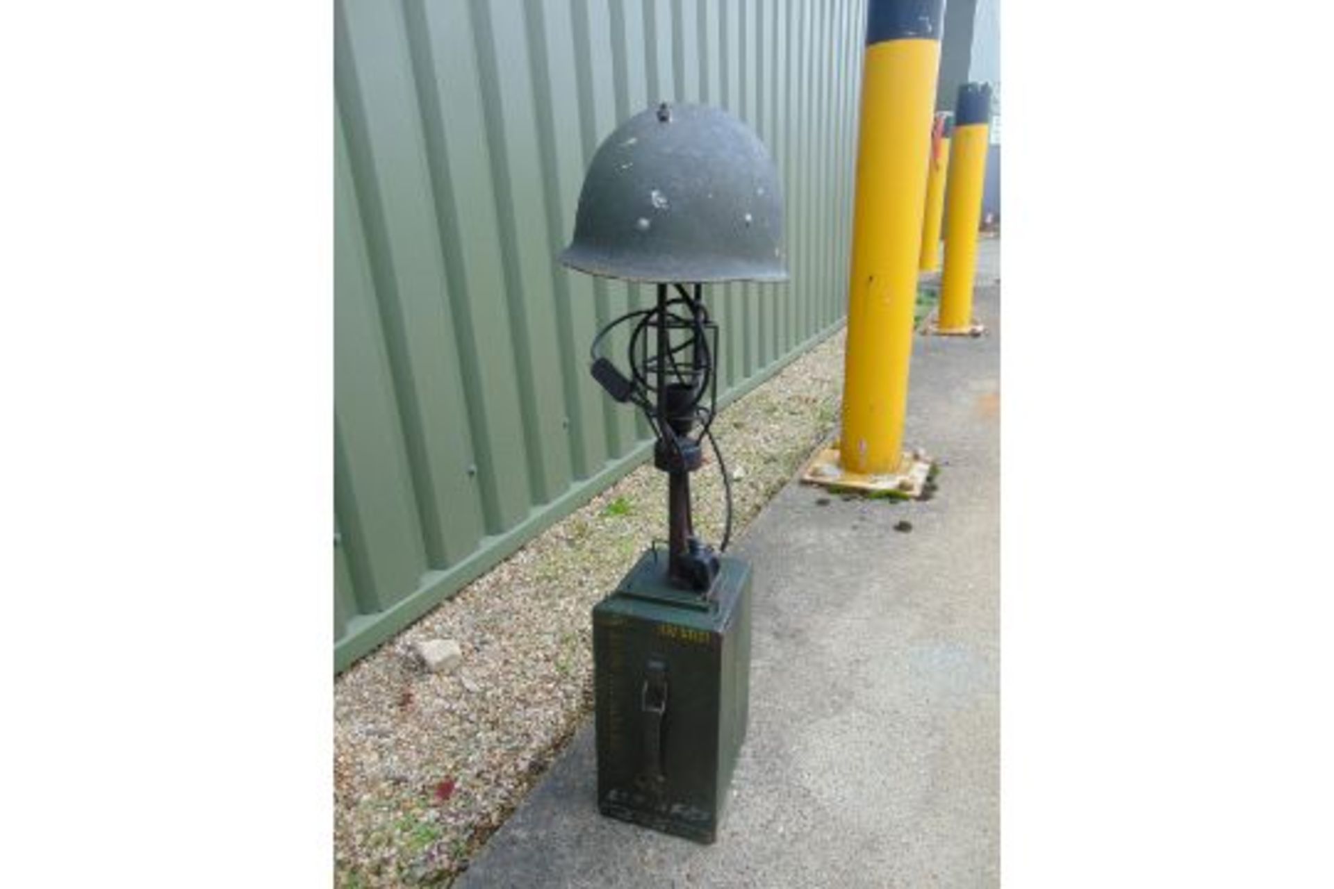 VERY UNUSUAL TABLE/SIDE LAMP MADE FROM ORIGINAL STEEL HELMET AND 50CAL AMMO BOX - Bild 4 aus 6