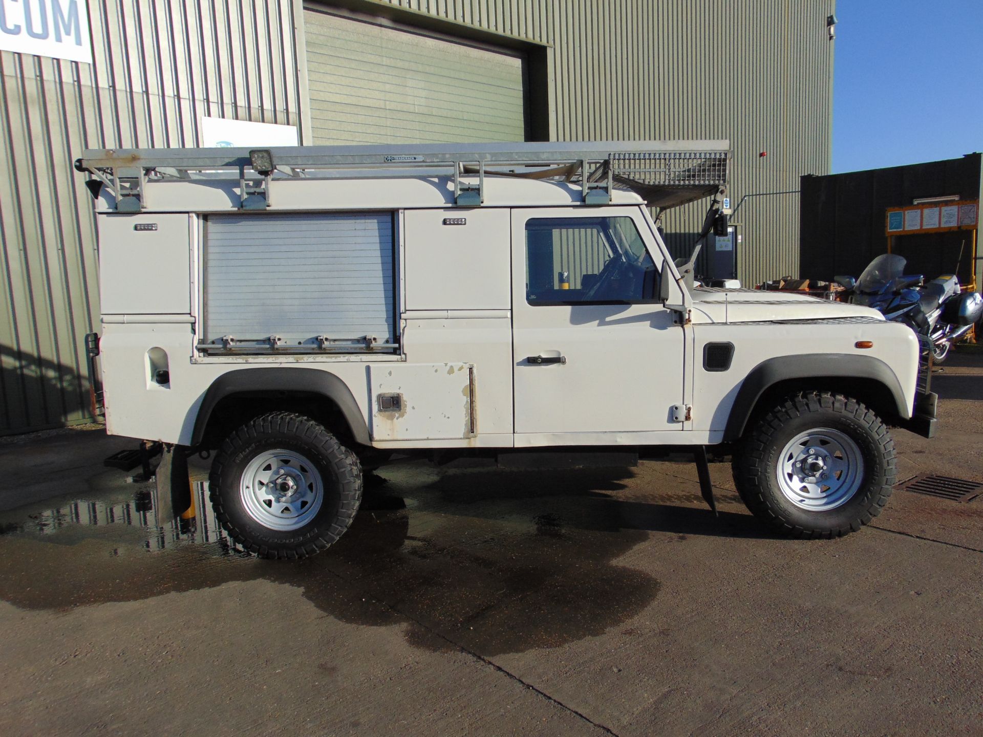 1 Owner 2009 Land Rover Defender 110 Puma hardtop 4x4 Utility vehicle (mobile workshop) - Image 5 of 35