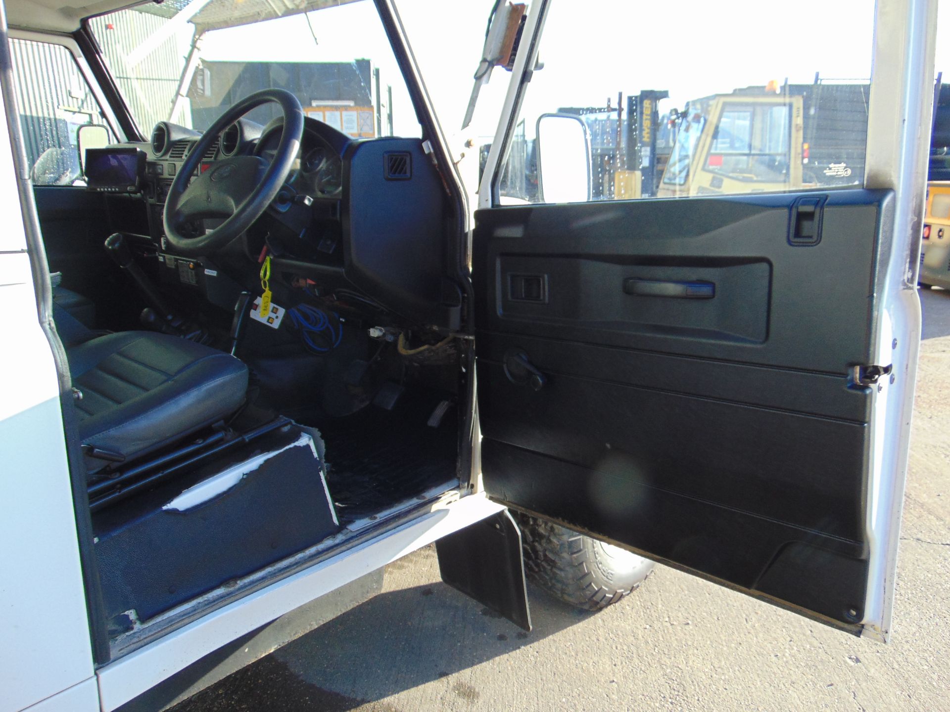 1 Owner 2009 Land Rover Defender 110 Puma hardtop 4x4 Utility vehicle (mobile workshop) - Image 19 of 35