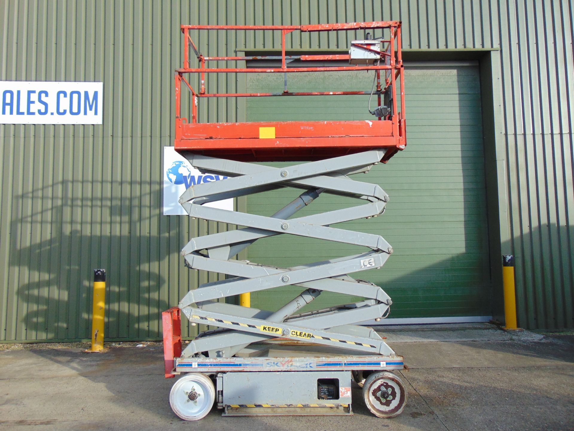 Skyjack SJIII 3226 Electric Scissor Lift Access Platform ONLY 224 Hours!