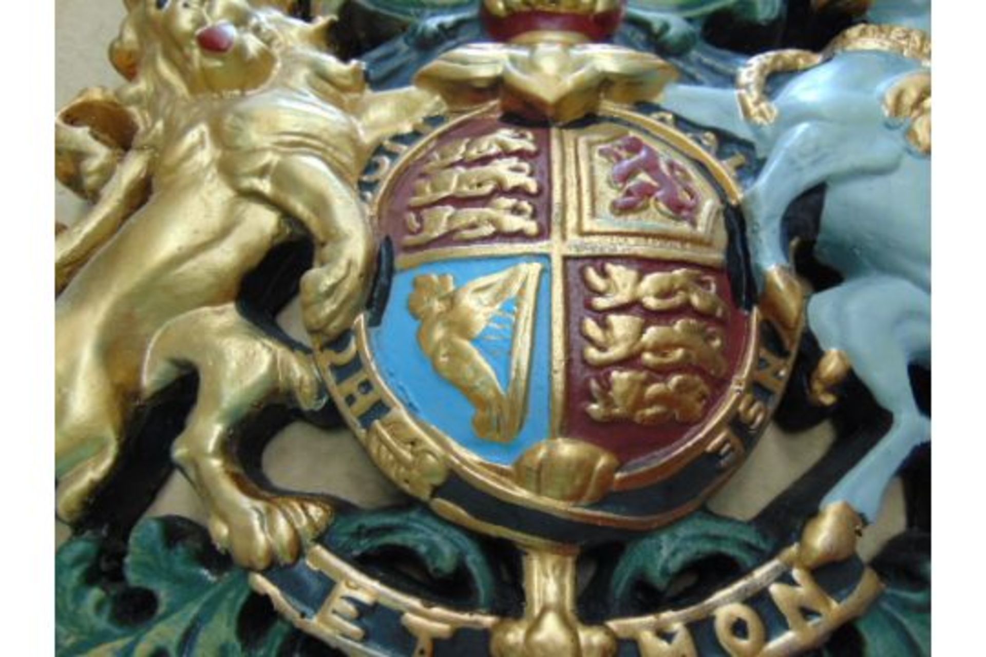 HAND PAINTED ROYAL CREST WALL MOUNTING 36cms x 34cms - Image 4 of 4