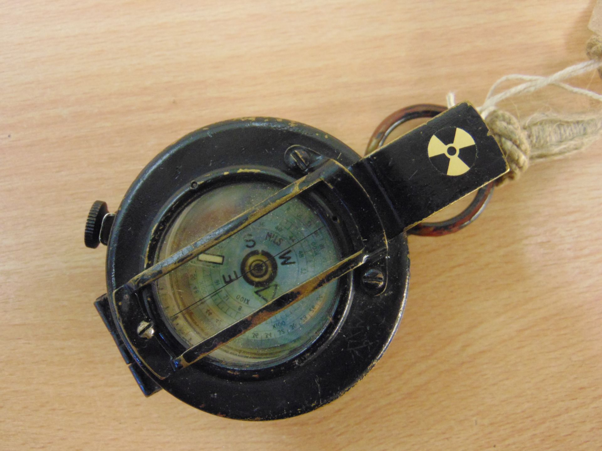 WW2 DATED1943 RC MK1 BRASS PRISMATIC COMPASS WITH LANYARD - Image 2 of 7