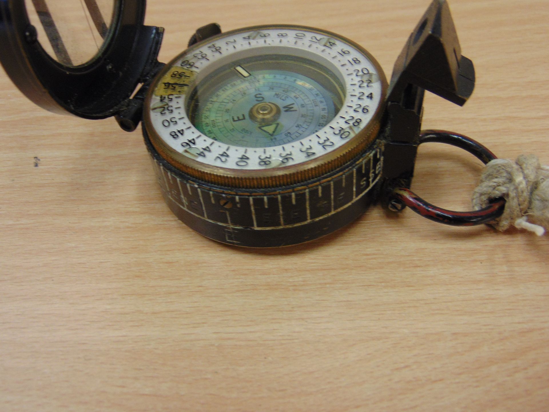 WW2 DATED1943 RC MK1 BRASS PRISMATIC COMPASS WITH LANYARD - Image 5 of 7