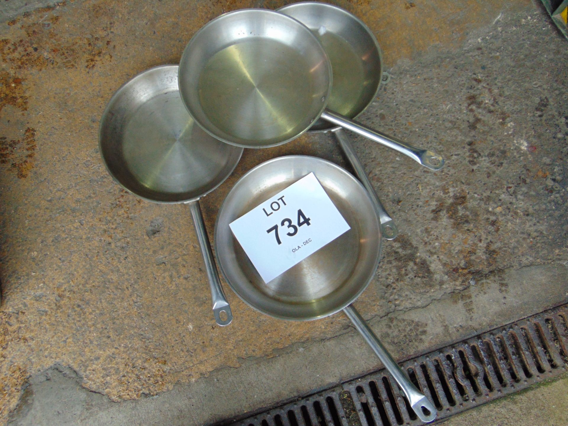 4X LARGE BRITISH ARMY STAINLESS STEEL FRYING PANS - Image 3 of 3