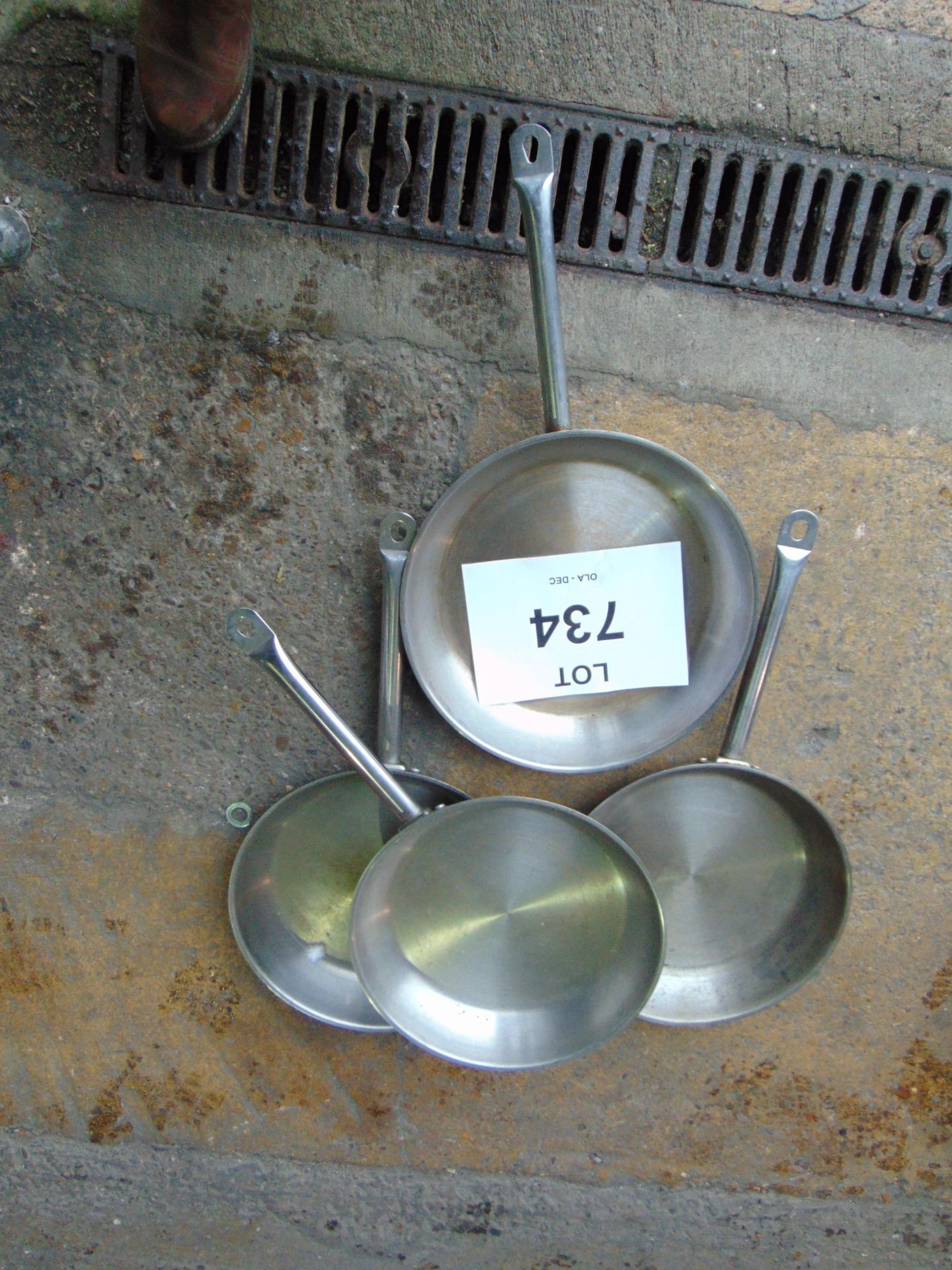 4X LARGE BRITISH ARMY STAINLESS STEEL FRYING PANS - Image 2 of 3