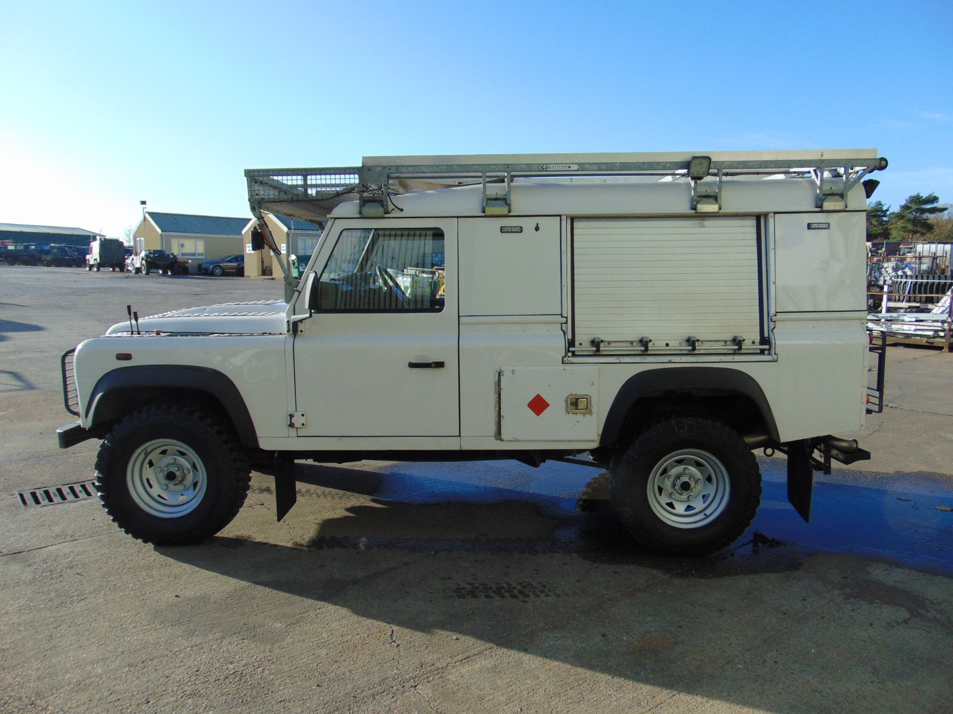 1 Owner 2009 Land Rover Defender 110 Puma hardtop 4x4 Utility vehicle (mobile workshop) - Image 4 of 35