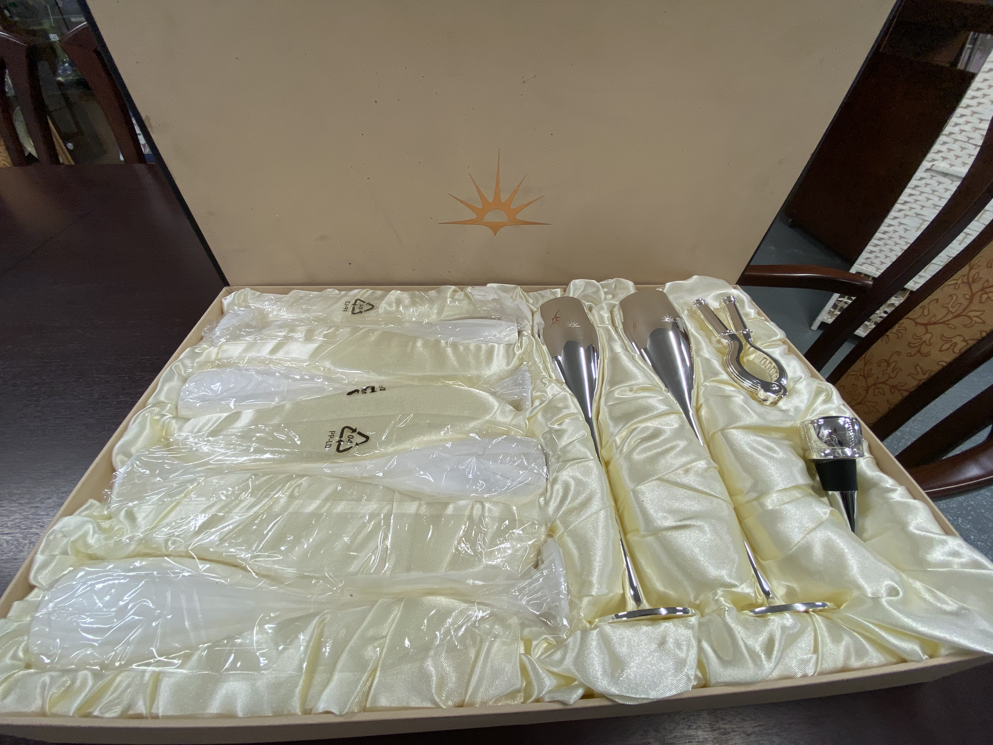 Boxed set of six silver coloured and gilt champagne flutes with matching stopper (P&O Cruises) - Image 2 of 3