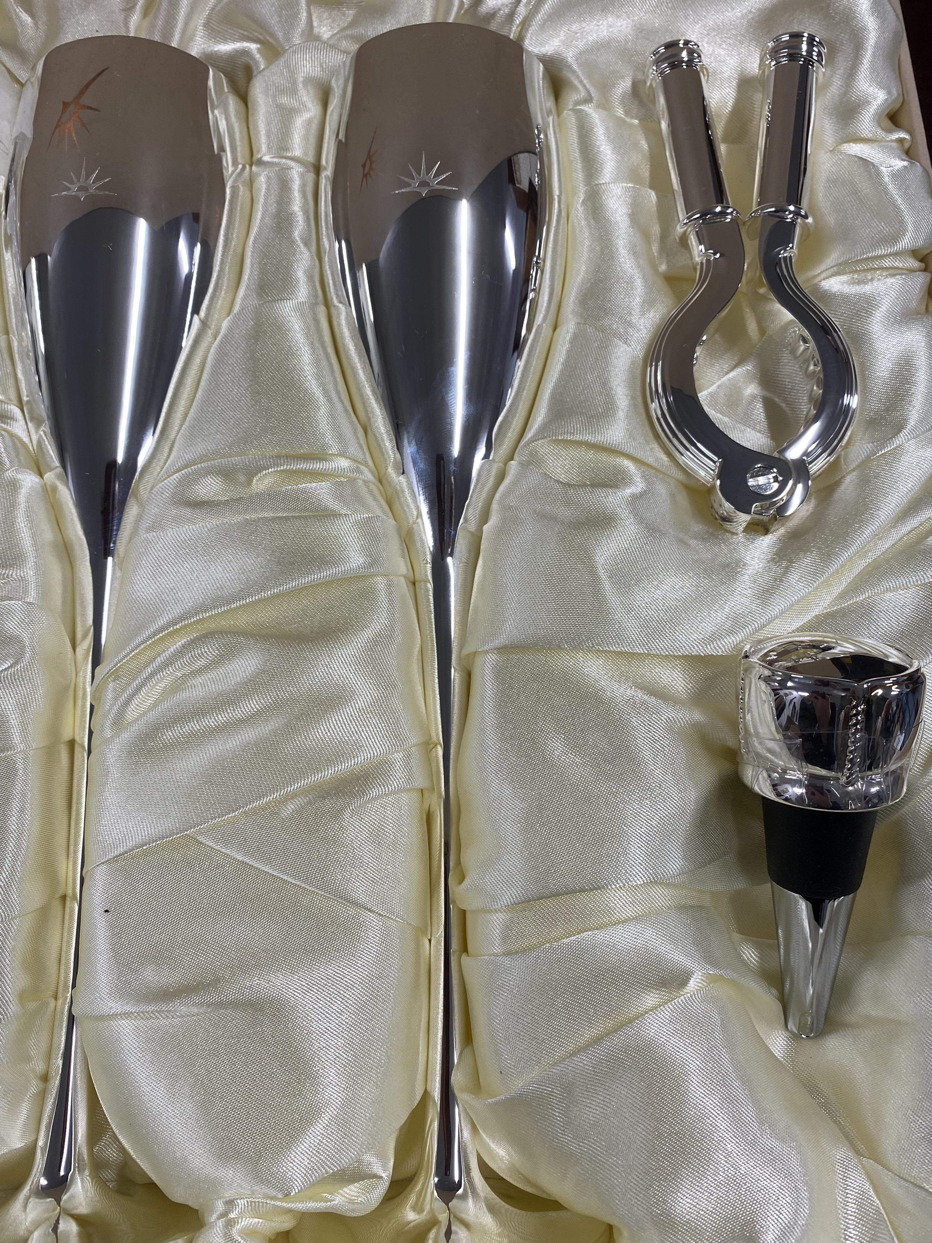 Boxed set of six silver coloured and gilt champagne flutes with matching stopper (P&O Cruises) - Image 3 of 3