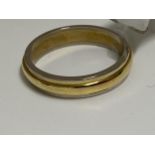 18ct gold band ring of rib design, approx size M, approx gross weight 4.5g. This item has been