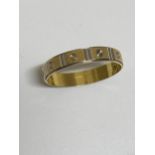 White and yellow gold band ring with screw head design, approx size V, stamped 750, approx 2g