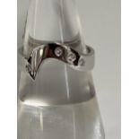 18ct white gold ring of modern design with x4 diamonds set into the design, hallmarked 750. Approx