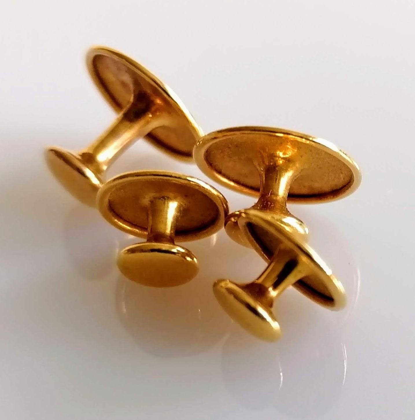 A cased set of gold shirt buttons, stamped 9ct, 3.14g - Bild 2 aus 2