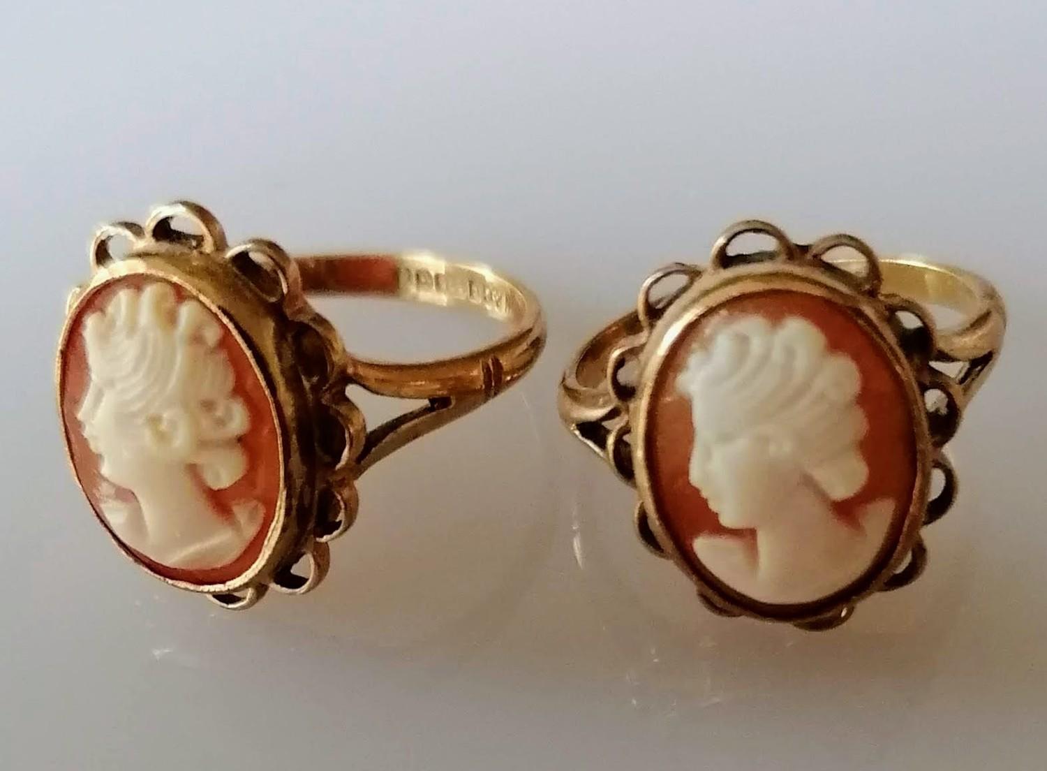 An oval cameo brooch, unmarked with a pair of matching cameo rings, hallmarked, sizes M1/2, O1/2, - Image 2 of 2