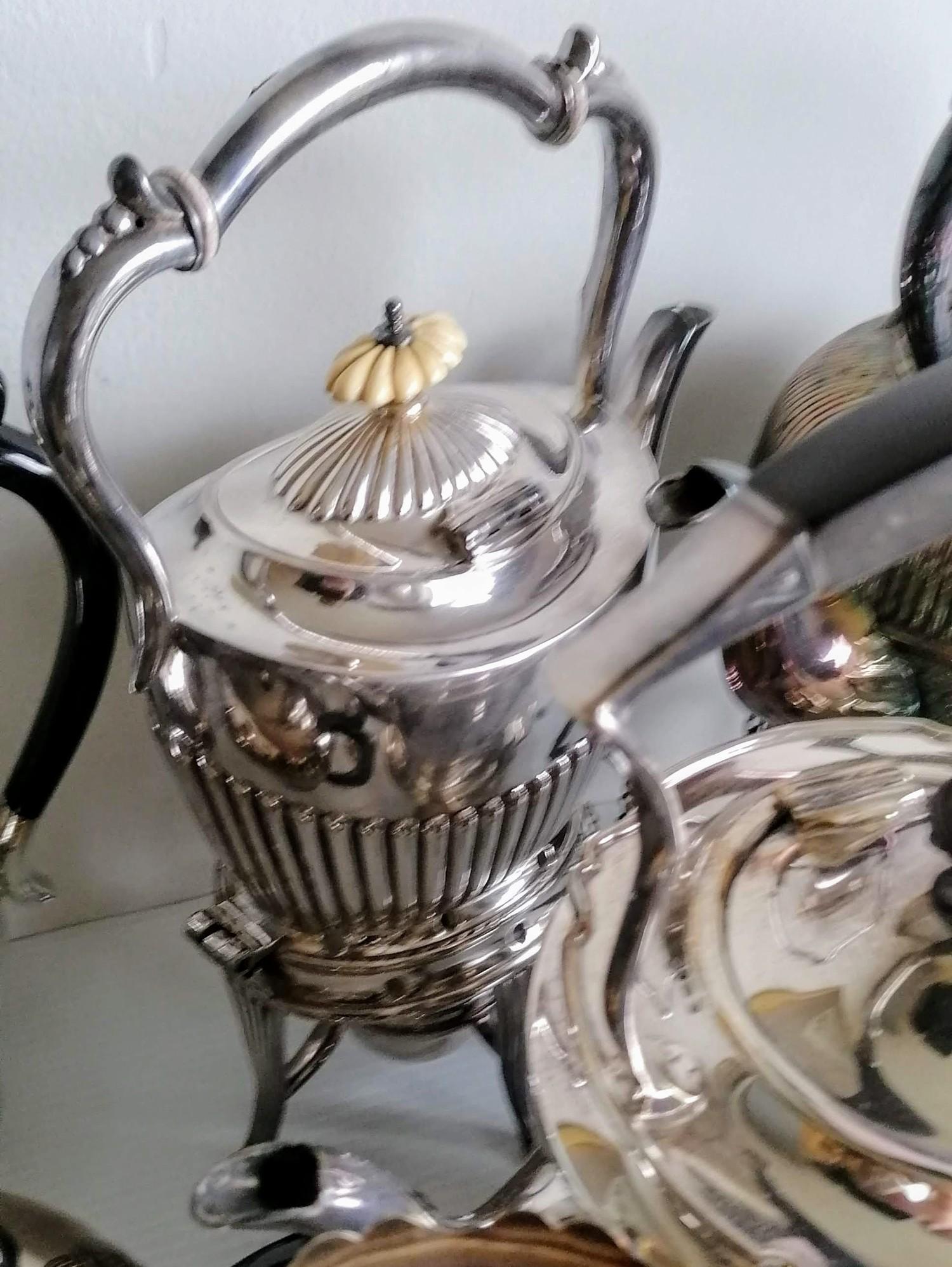 An assortment of silver plated tea kettles, coffee pots, etc - Image 4 of 5