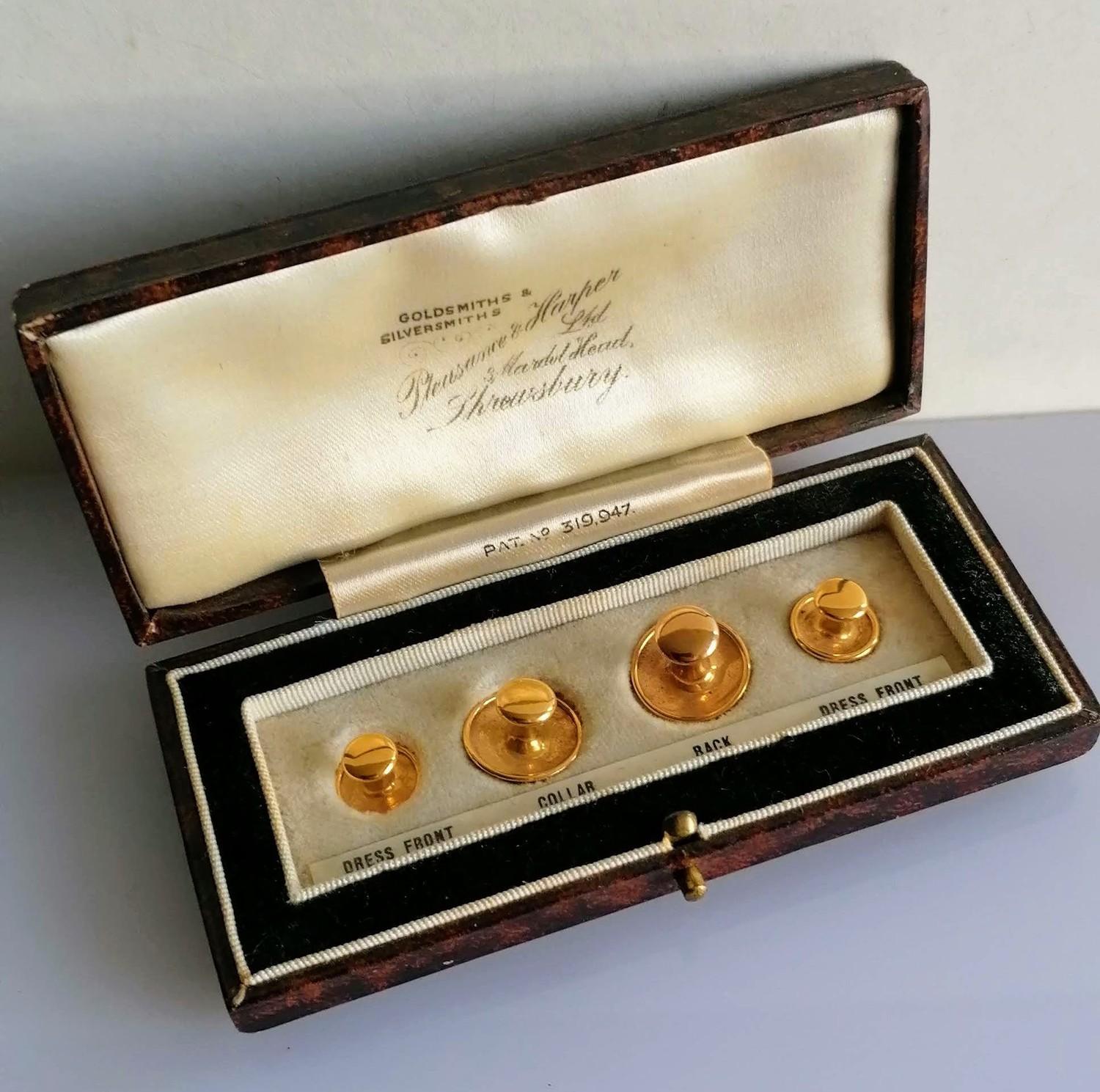 A cased set of gold shirt buttons, stamped 9ct, 3.14g