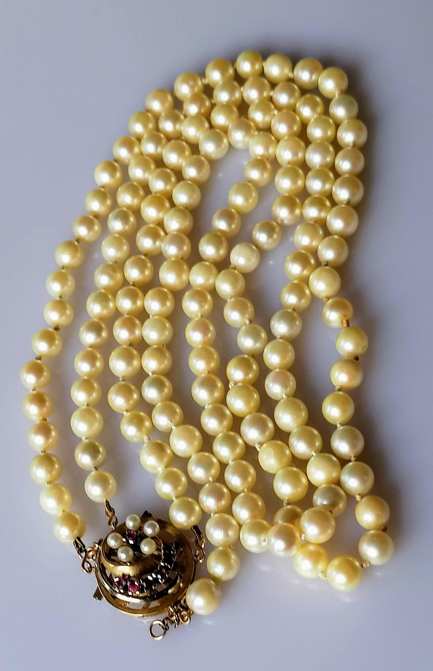 A double rope of cultured pearls with gold and garnet decorated clasp, 56 cm, not marked - Bild 2 aus 3