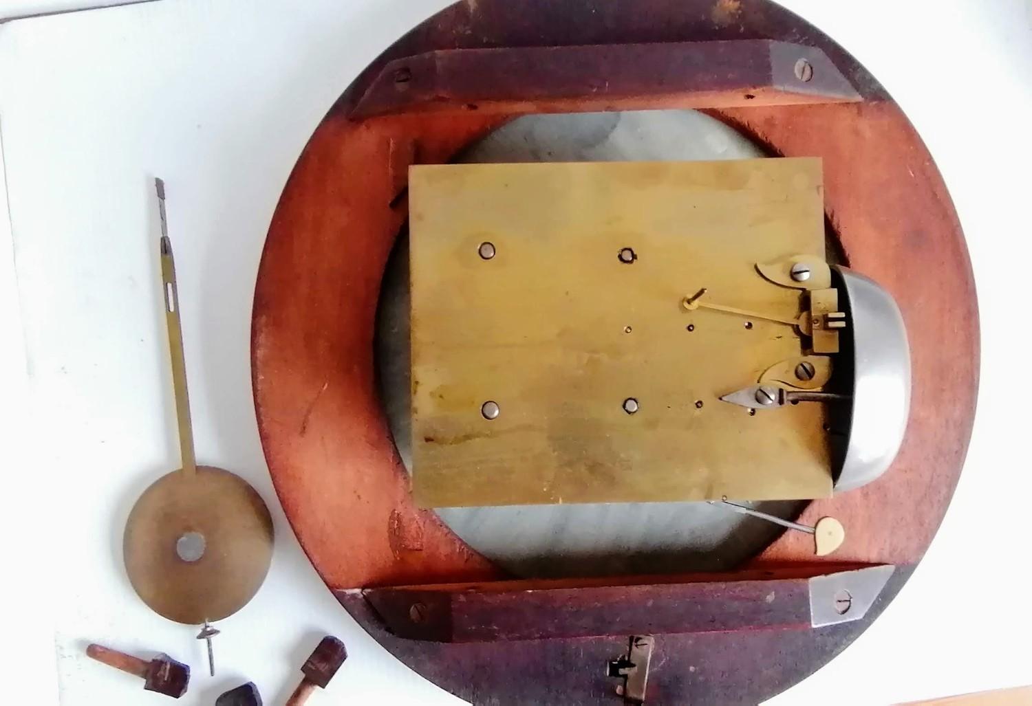 A Victorian mahogany circular wall clock with white dial, 30 cm, Roman numerals, fusee mechanism, - Image 3 of 5