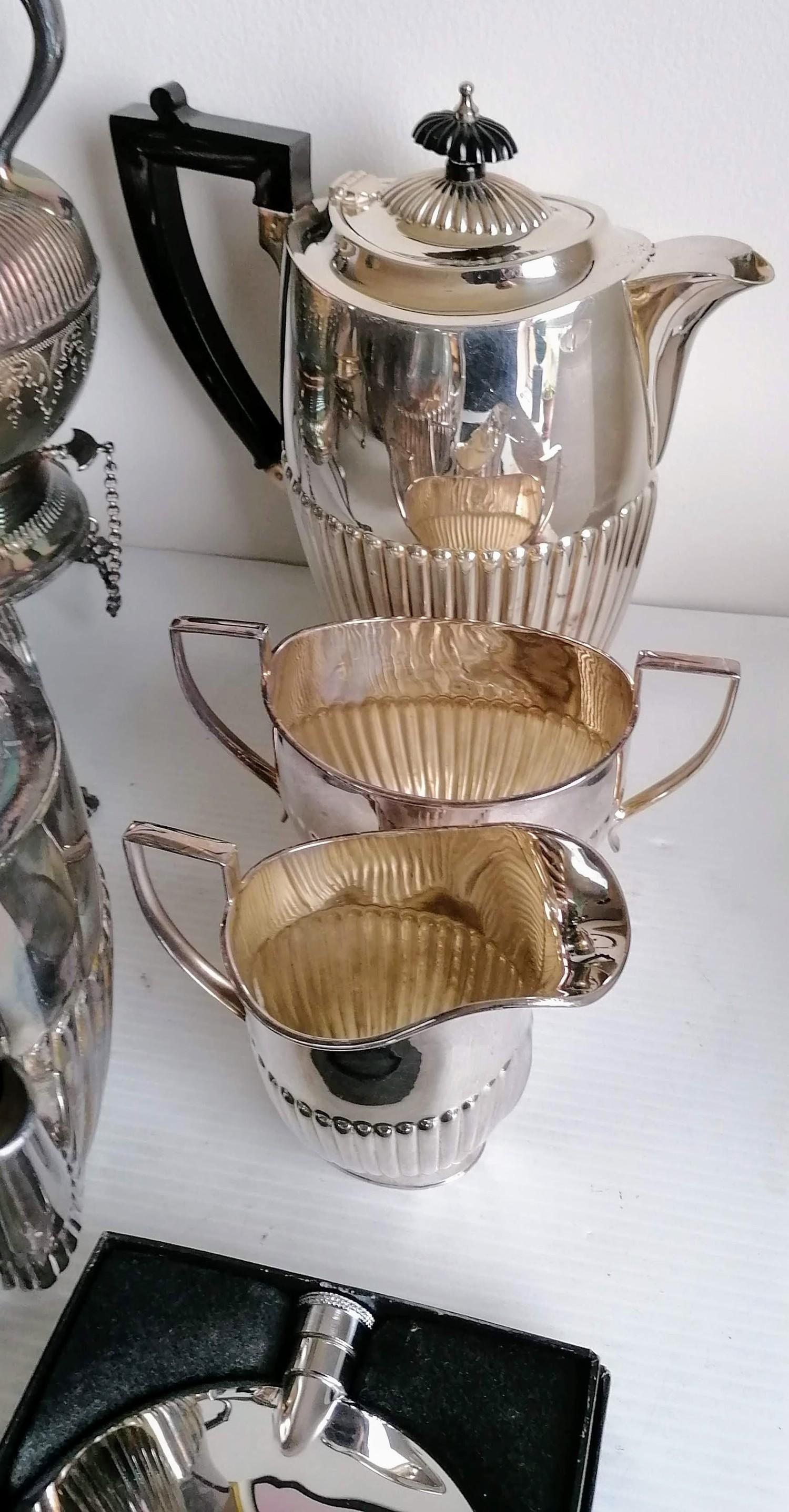 An assortment of silver plated tea kettles, coffee pots, etc - Image 5 of 5