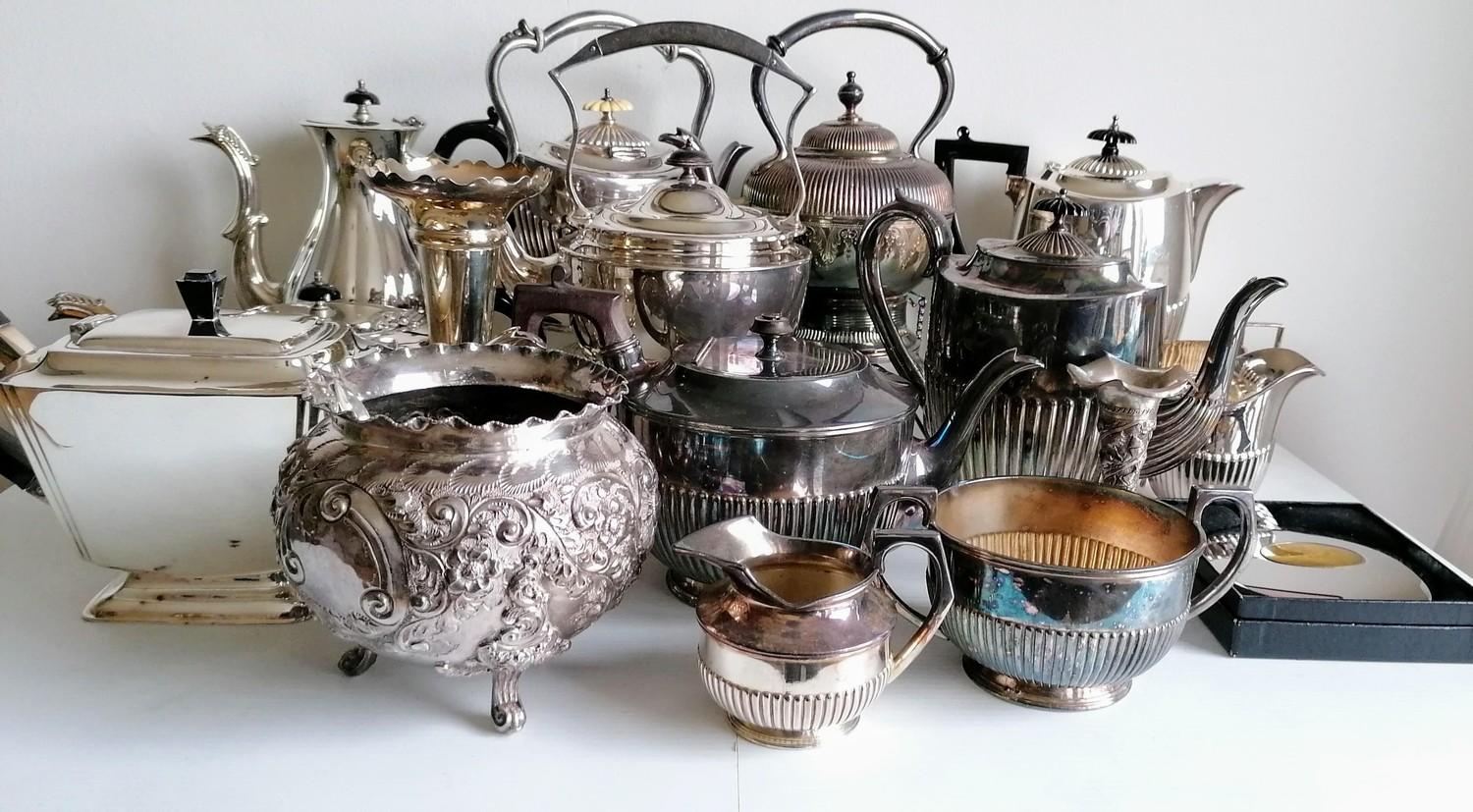 An assortment of silver plated tea kettles, coffee pots, etc - Image 2 of 5