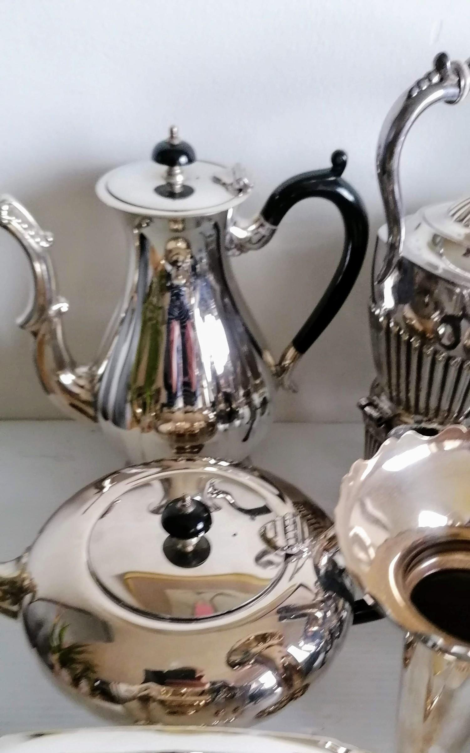 An assortment of silver plated tea kettles, coffee pots, etc - Image 3 of 5