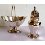 An octagonal silver sugar caster on a stepped foot by Deakin & Francis, 15 cm H and a faceted silver