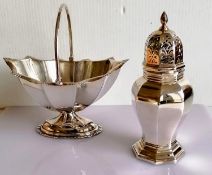 An octagonal silver sugar caster on a stepped foot by Deakin & Francis, 15 cm H and a faceted silver