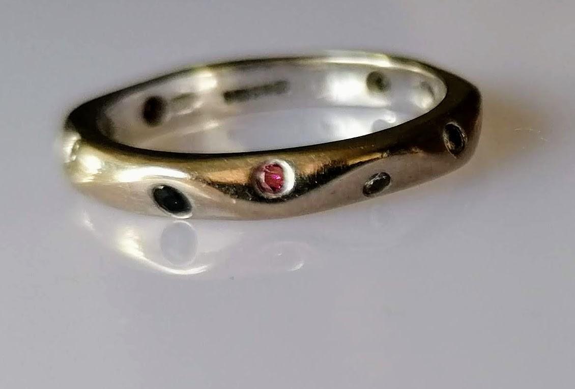 A Jeremy Hoyle carved 18ct carat white gold eternity ring with multi-coloured diamonds, size K 1/ - Bild 2 aus 2