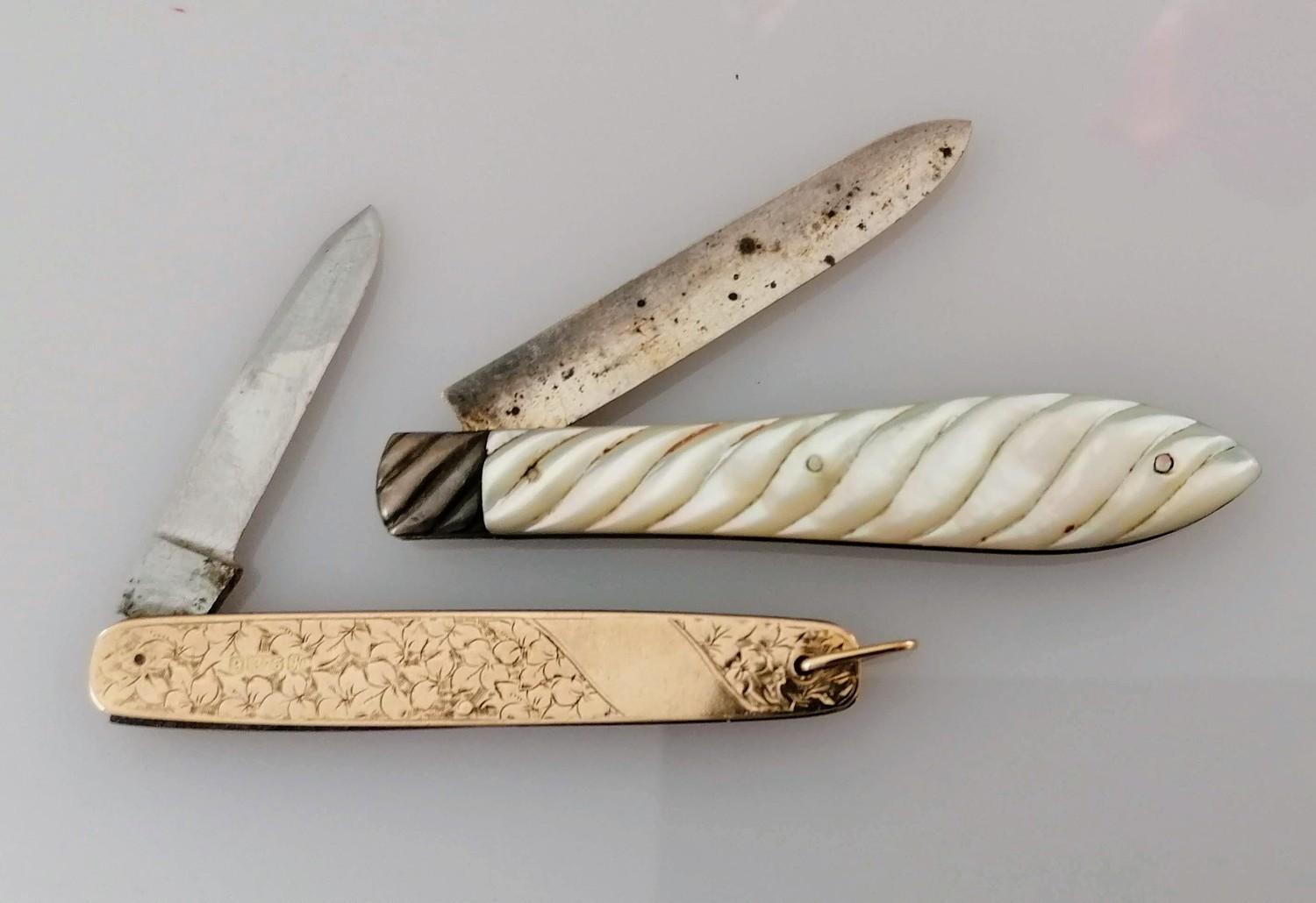 An Edwardian twin-bladed penknife with etched floral decoration by E Baker & Son, Chester, 1908, 7 - Image 2 of 2