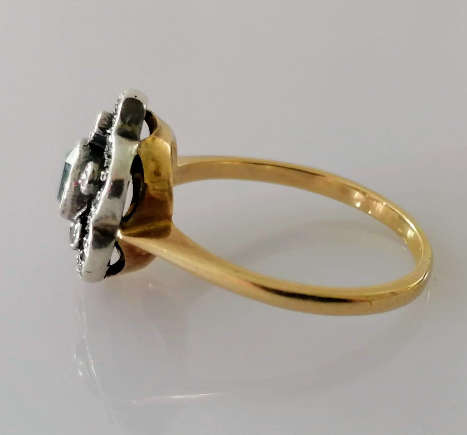 An Edwardian aquamarine and diamond flower ring on yellow gold, tests for 14ct, size Q, 4g - Bild 4 aus 4