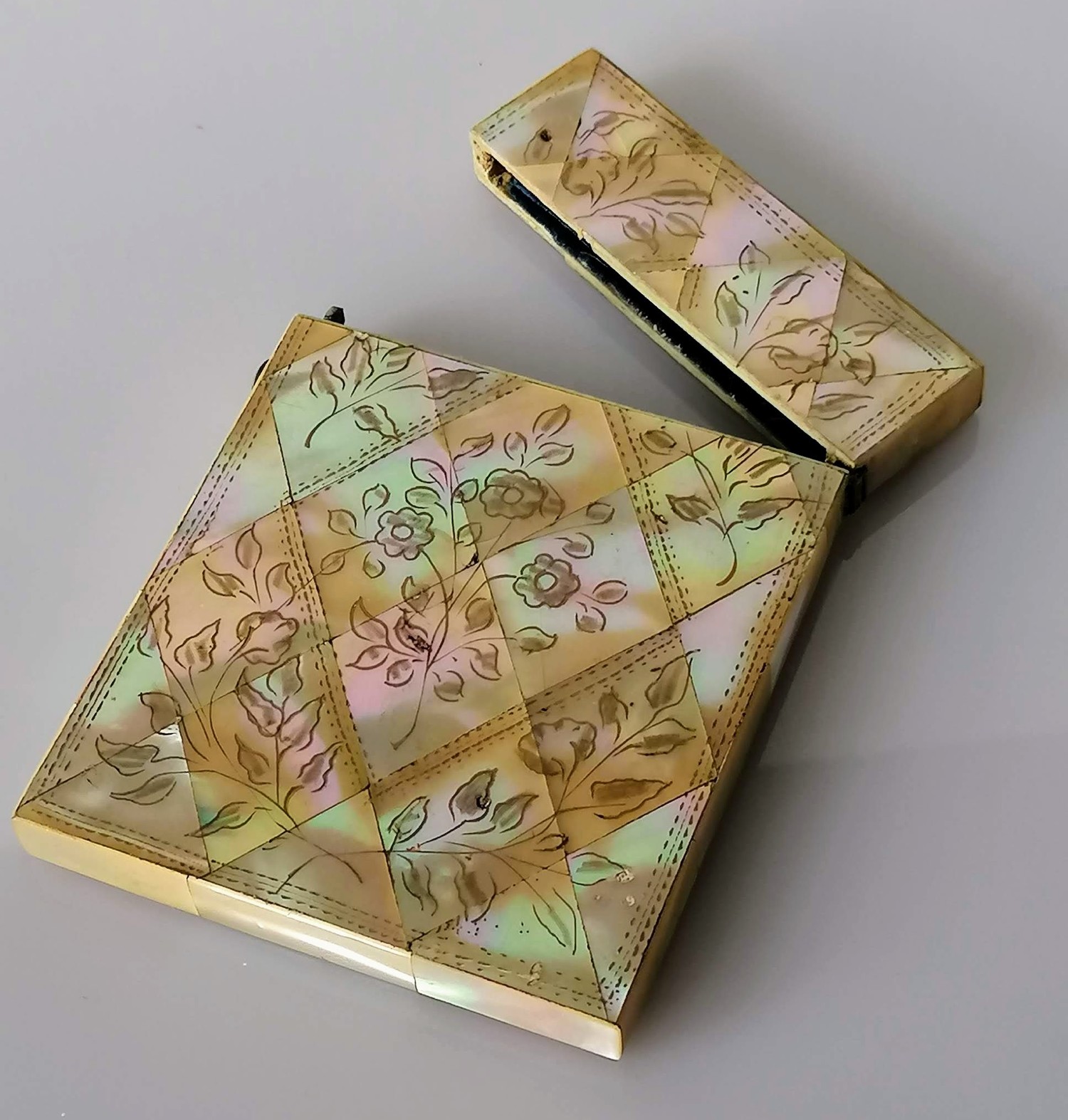 A mother-of-pearl oblong card case with hinged lid and floral decoration, 10 x 8 cm, in good - Bild 3 aus 3