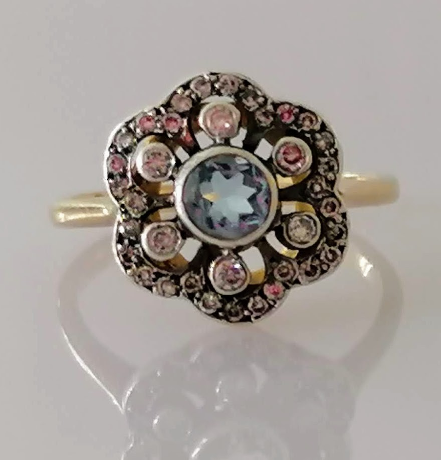 An Edwardian aquamarine and diamond flower ring on yellow gold, tests for 14ct, size Q, 4g - Bild 2 aus 4