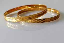 Two Italian gold bangles with etched decoration by Unoaerre, stamped 750, both diameters 65mm, 24.5g