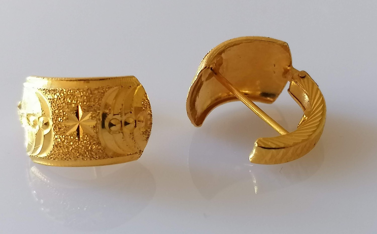 A pair of oriental-style yellow gold earrings with etched decoration, stamped 750, 3.45g and 3 1/2 - Image 2 of 2