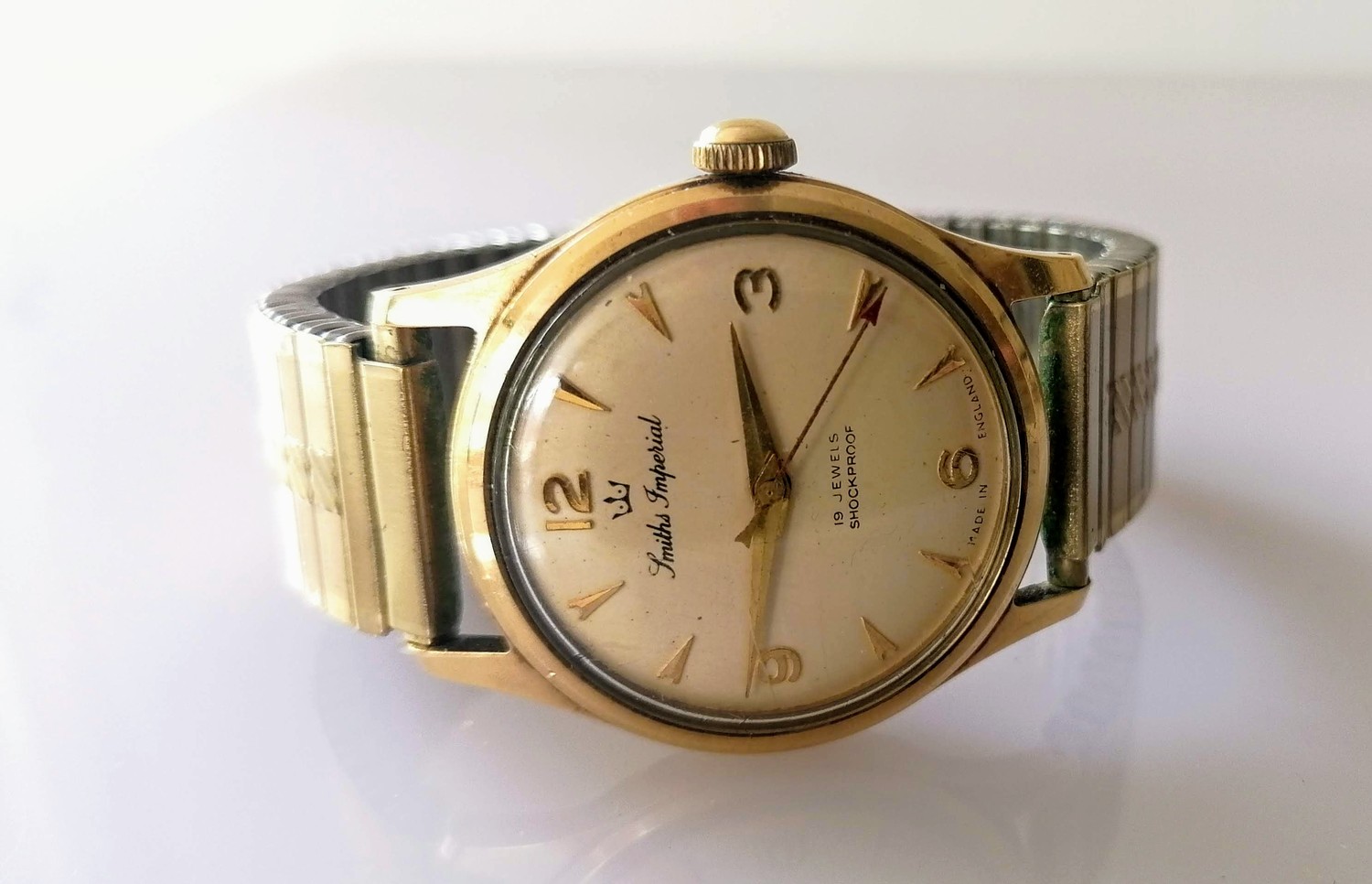 A Smiths Imperial 9ct gold (stamped) cased wristwatch with Arabic/baton dial, central seconds