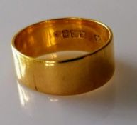 An 18ct gold wedding band, size T 1/2, 8mm, hallmarked, 7.52g