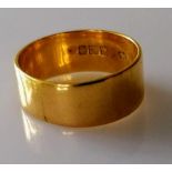 An 18ct gold wedding band, size T 1/2, 8mm, hallmarked, 7.52g