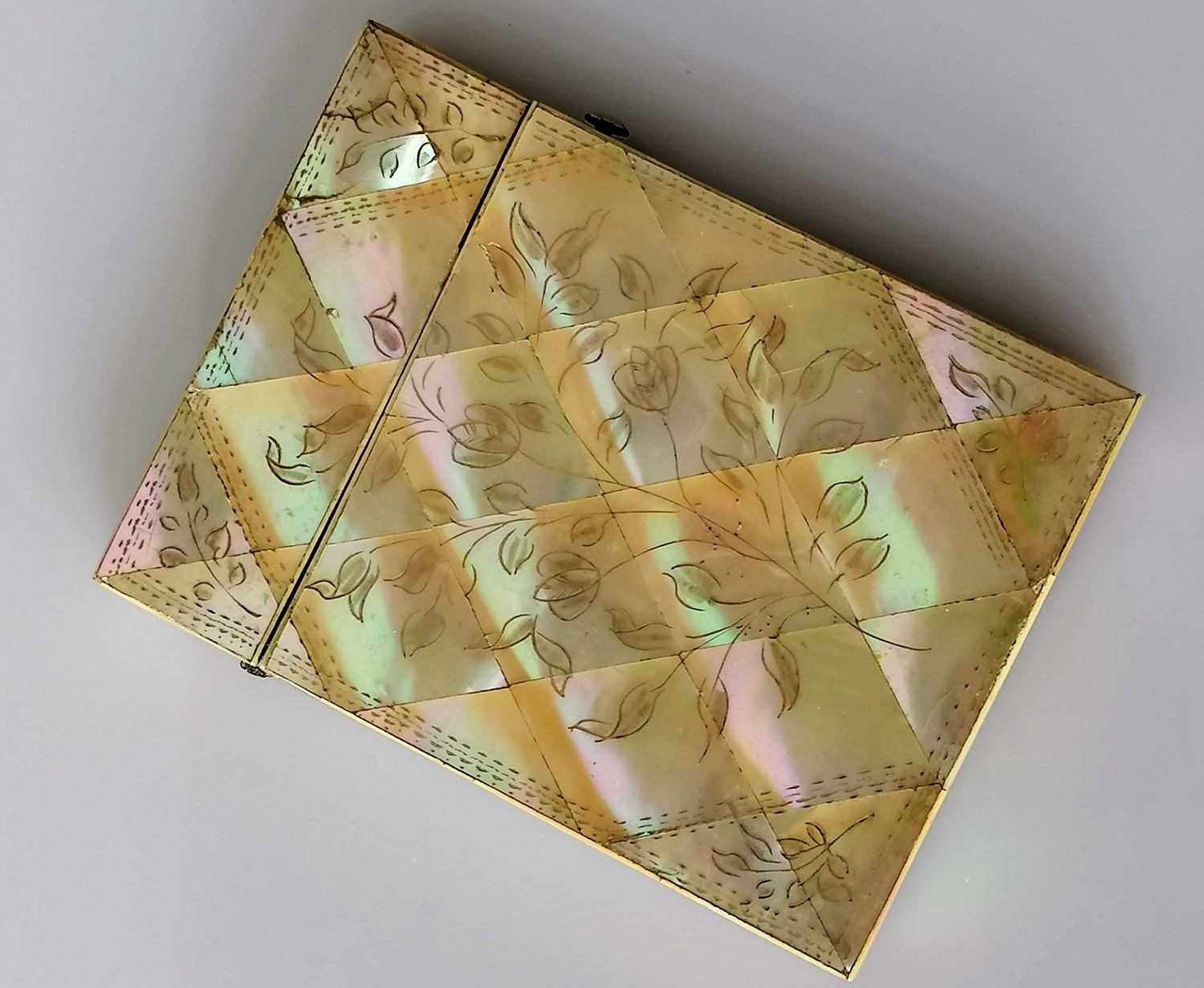 A mother-of-pearl oblong card case with hinged lid and floral decoration, 10 x 8 cm, in good - Bild 2 aus 3