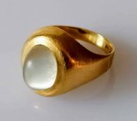 A cabochon moonstone gold ring, size N, stamped 750, 5.84g