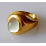 A cabochon moonstone gold ring, size N, stamped 750, 5.84g