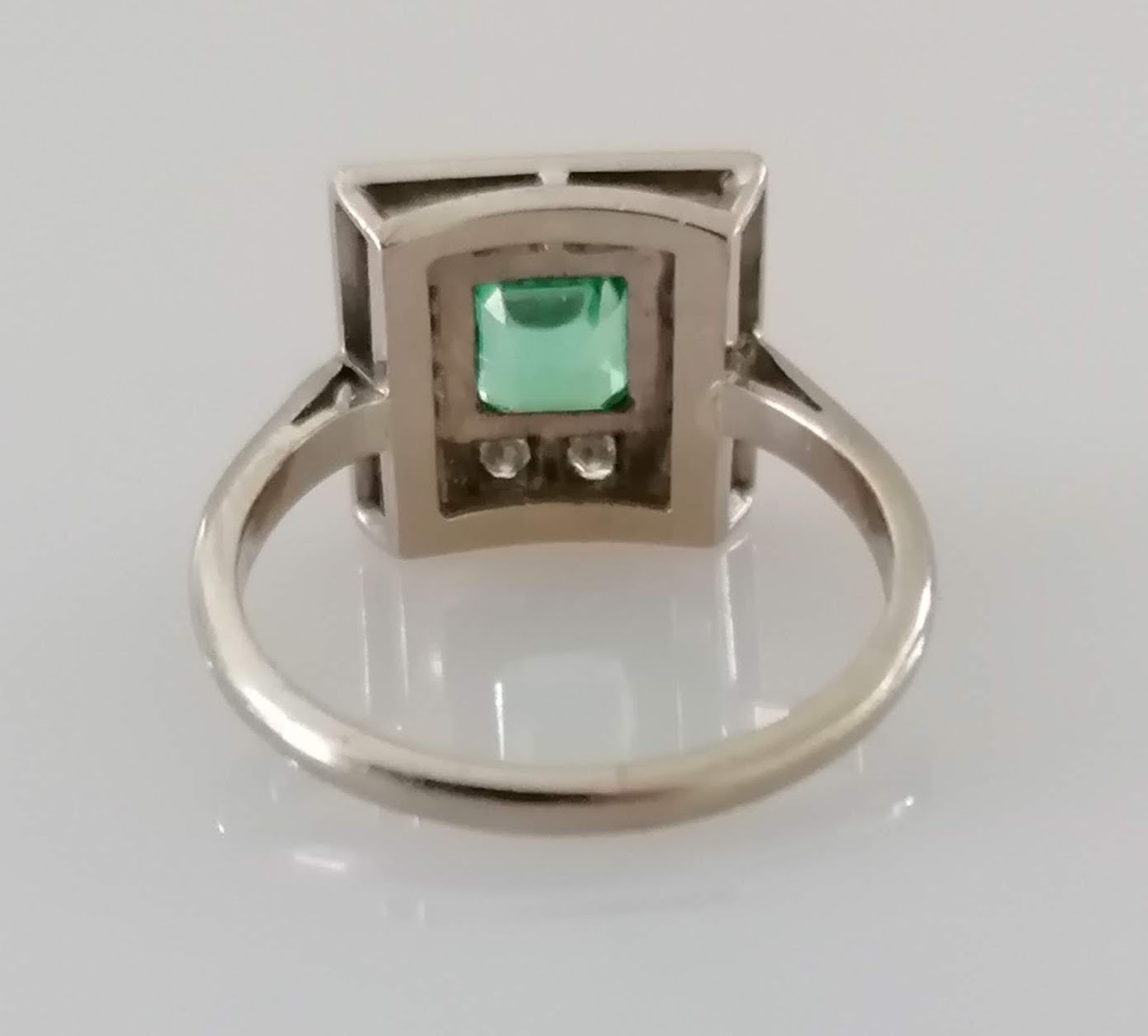 An Art Deco-style white gold platform ring with square-cut emerald, 5mm, surrounded by twelve - Image 4 of 4