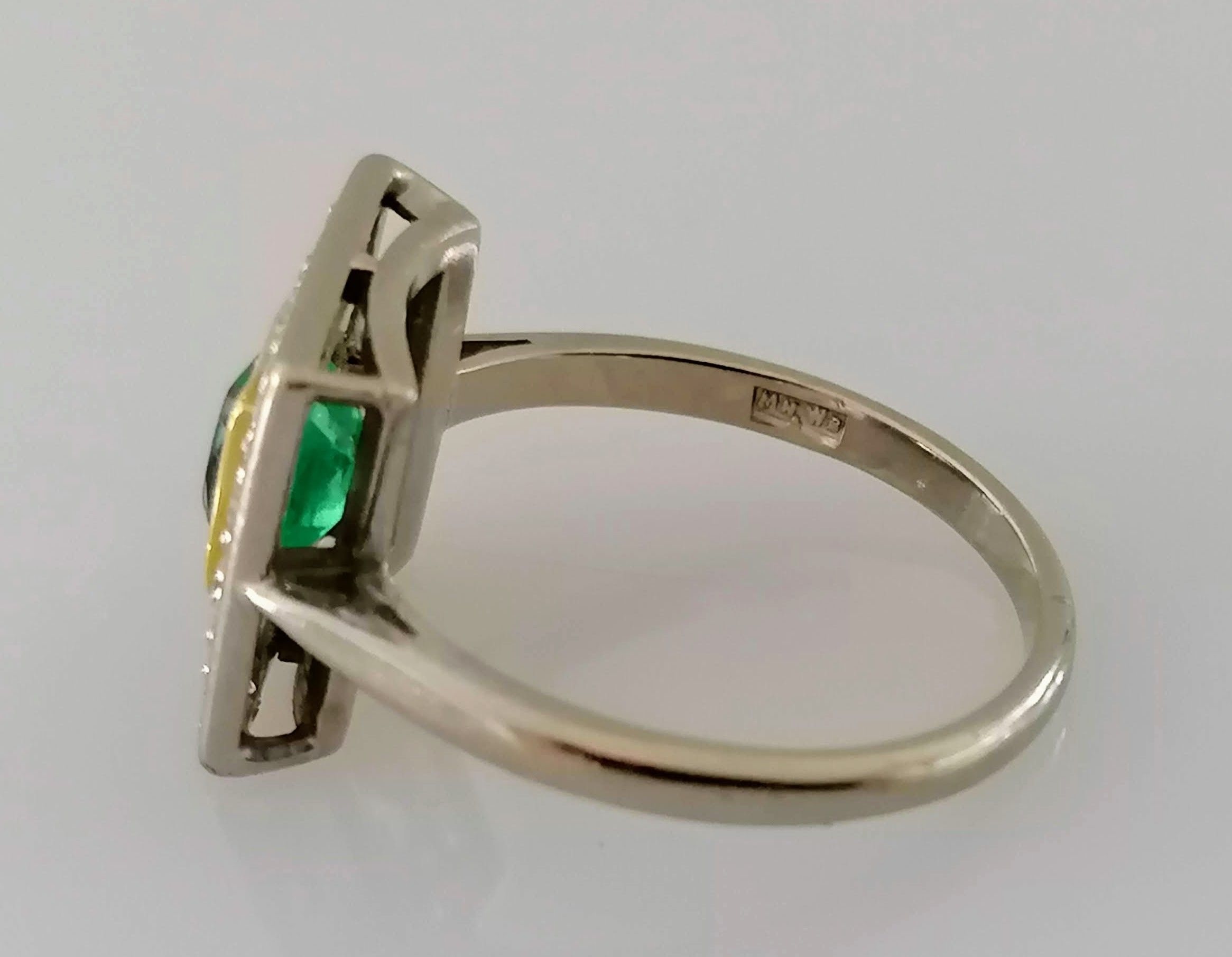 An Art Deco-style white gold platform ring with square-cut emerald, 5mm, surrounded by twelve - Image 3 of 4