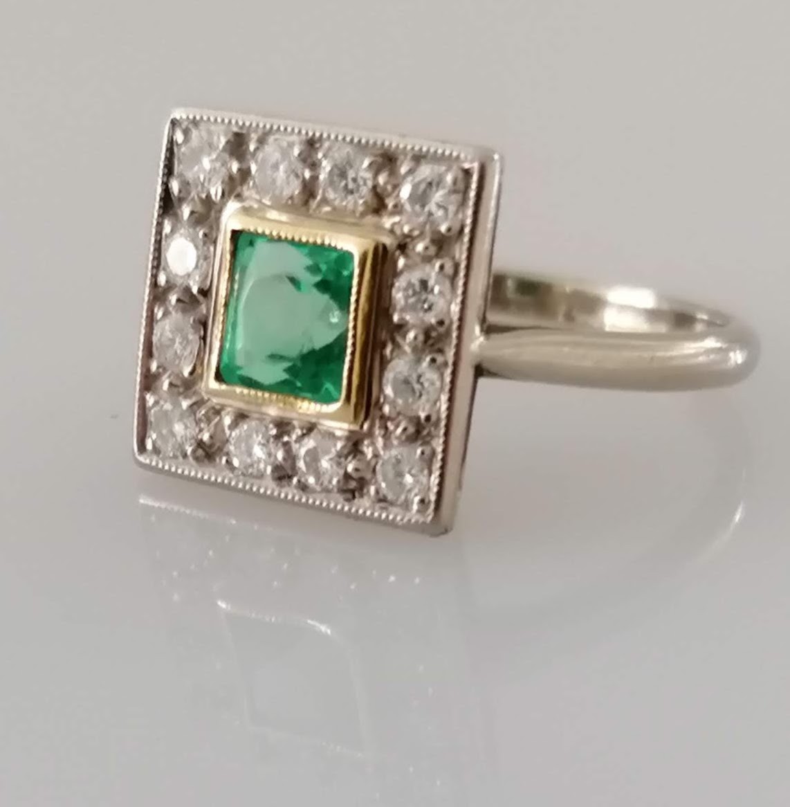 An Art Deco-style white gold platform ring with square-cut emerald, 5mm, surrounded by twelve - Image 2 of 4