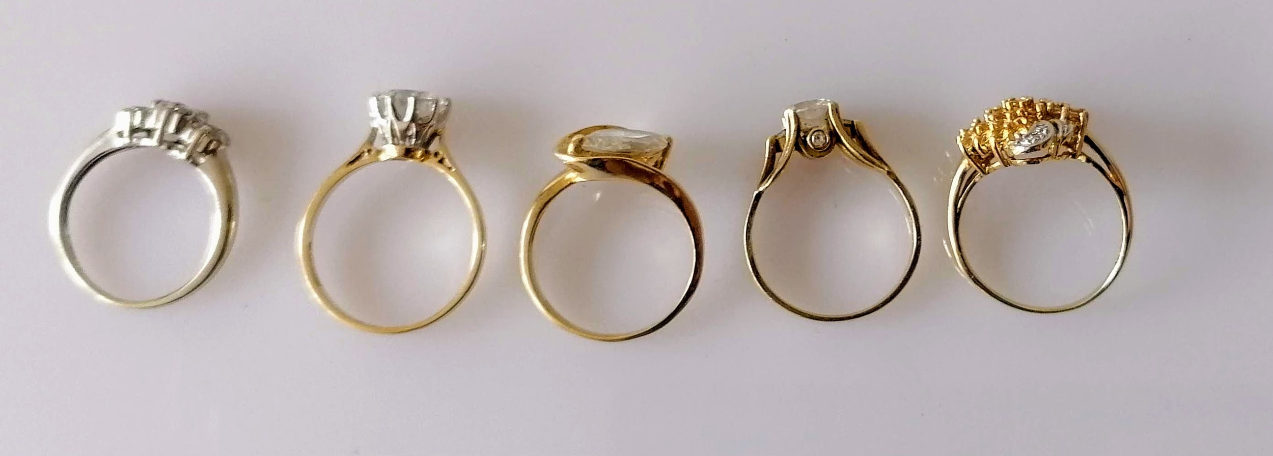 A three-cluster graduated diamond ring in a white gold claw setting; three gem-set yellow gold dress - Image 4 of 5