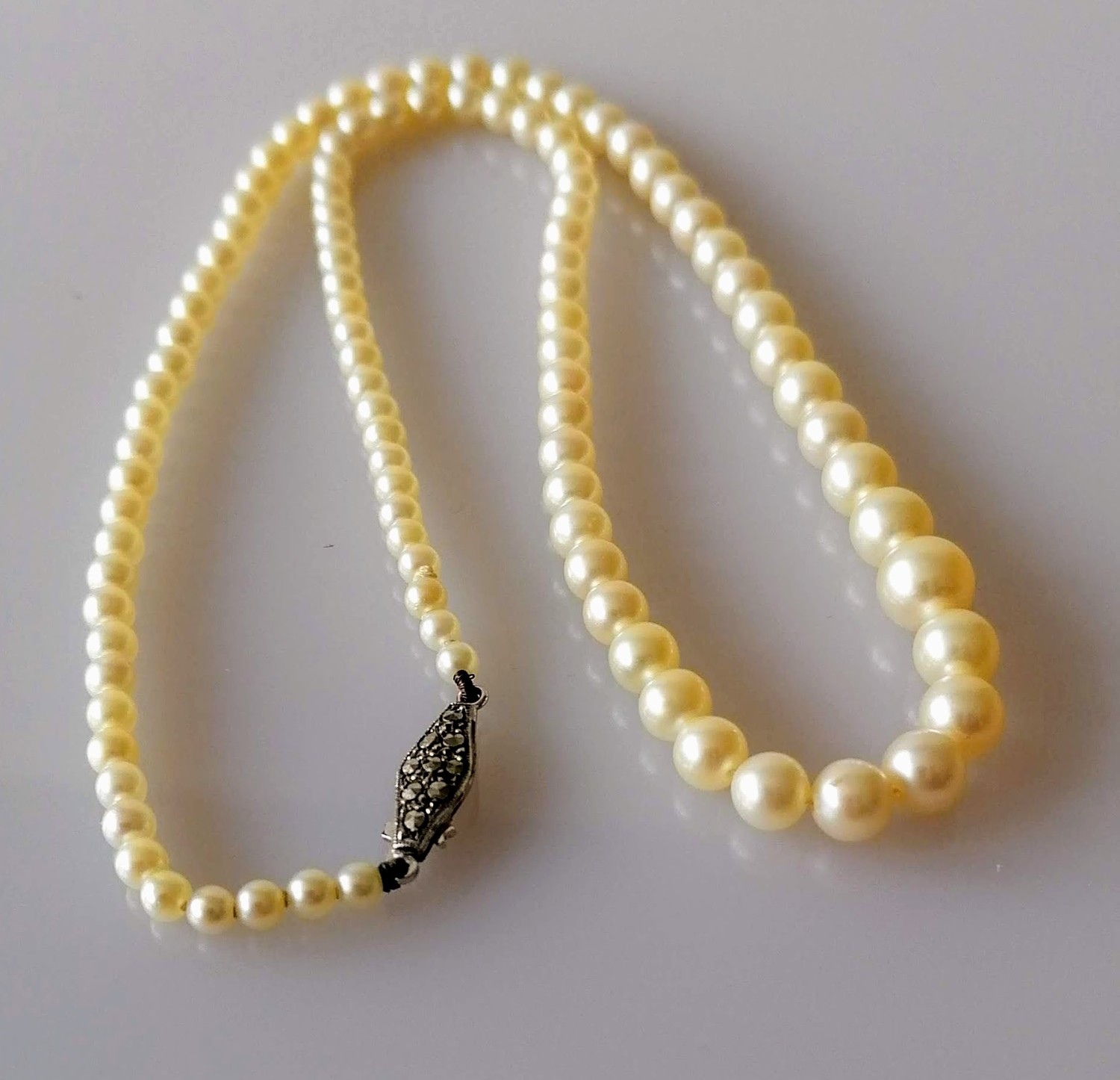 An Art Deco single row of one hundred and three graduated cultured pearls measuring 3.45mm to 7.43mm - Image 2 of 3