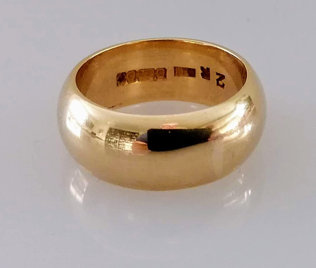 A 9ct yellow gold wedding band, size R, 8mm, hallmarked, 12.3g