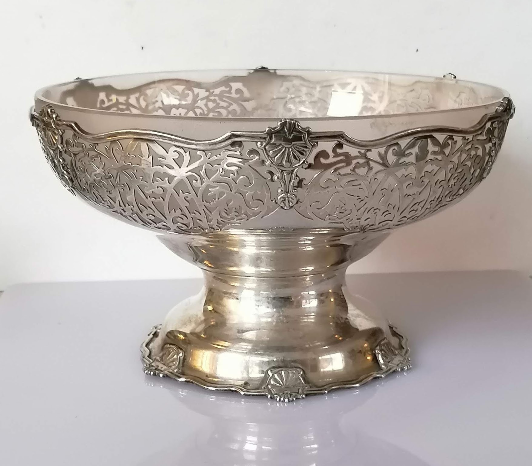 A George V silver tazza with a frosted glass liner, wavy rim, elaborate pierced decoration on a - Image 2 of 3